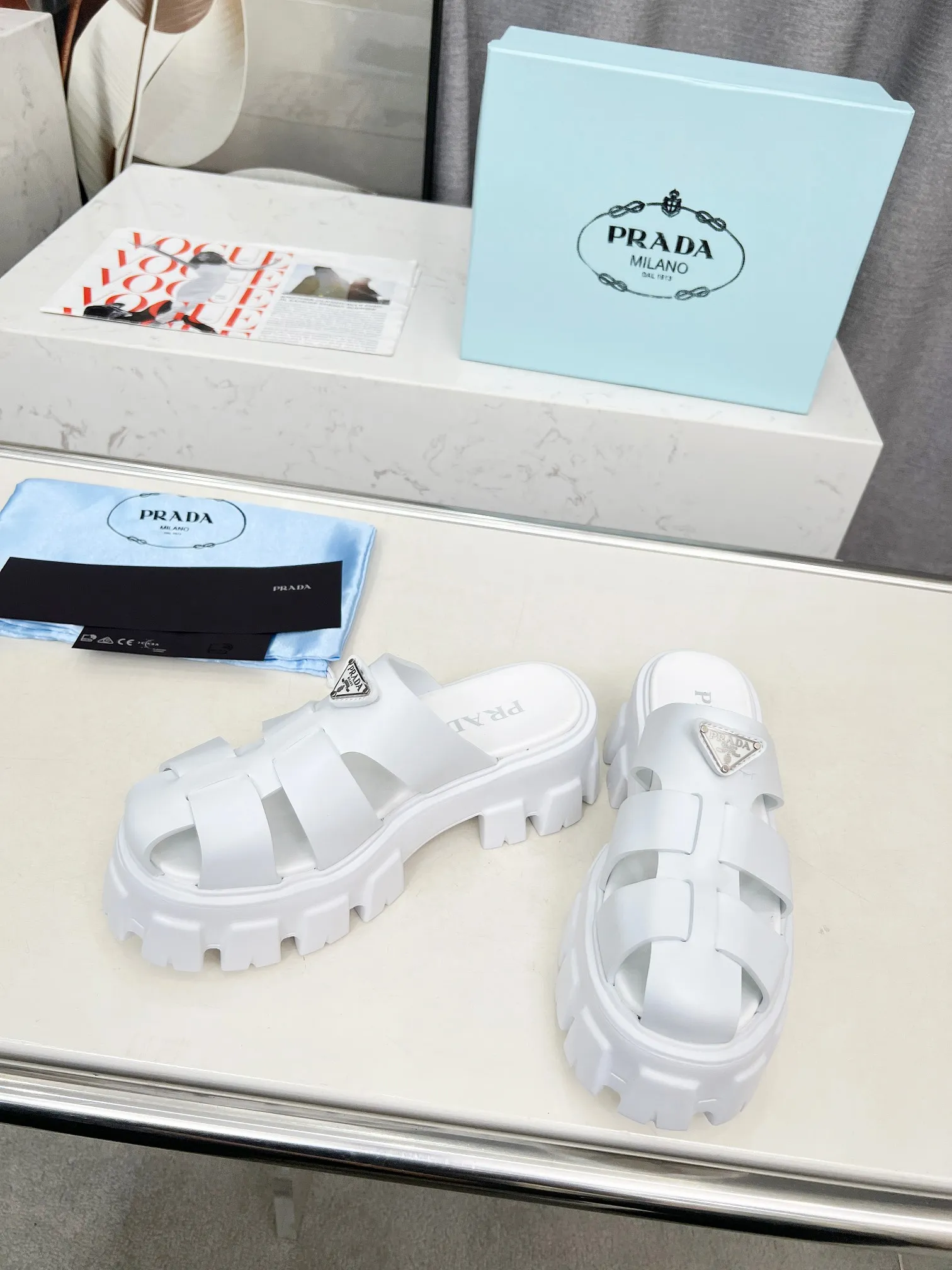 👟👟Ex-factory price 460👟👟 prada Roman shoes will definitely make you fall in love with them! The latest spring and summer sawtooth Roman braided thick-soled sandals E64, retro, fashionable and avant-garde gear teeth, 55mm thick-soled soles and uppers, making the whole pair of shoes light and comfortable. Bright colors, a variety of choices to satisfy fashionable people of different styles! The iconic metal triangle logo is paired with the shape of ancient beach sandals. Every design element is fashionable! Color: black and white Size: 35-41